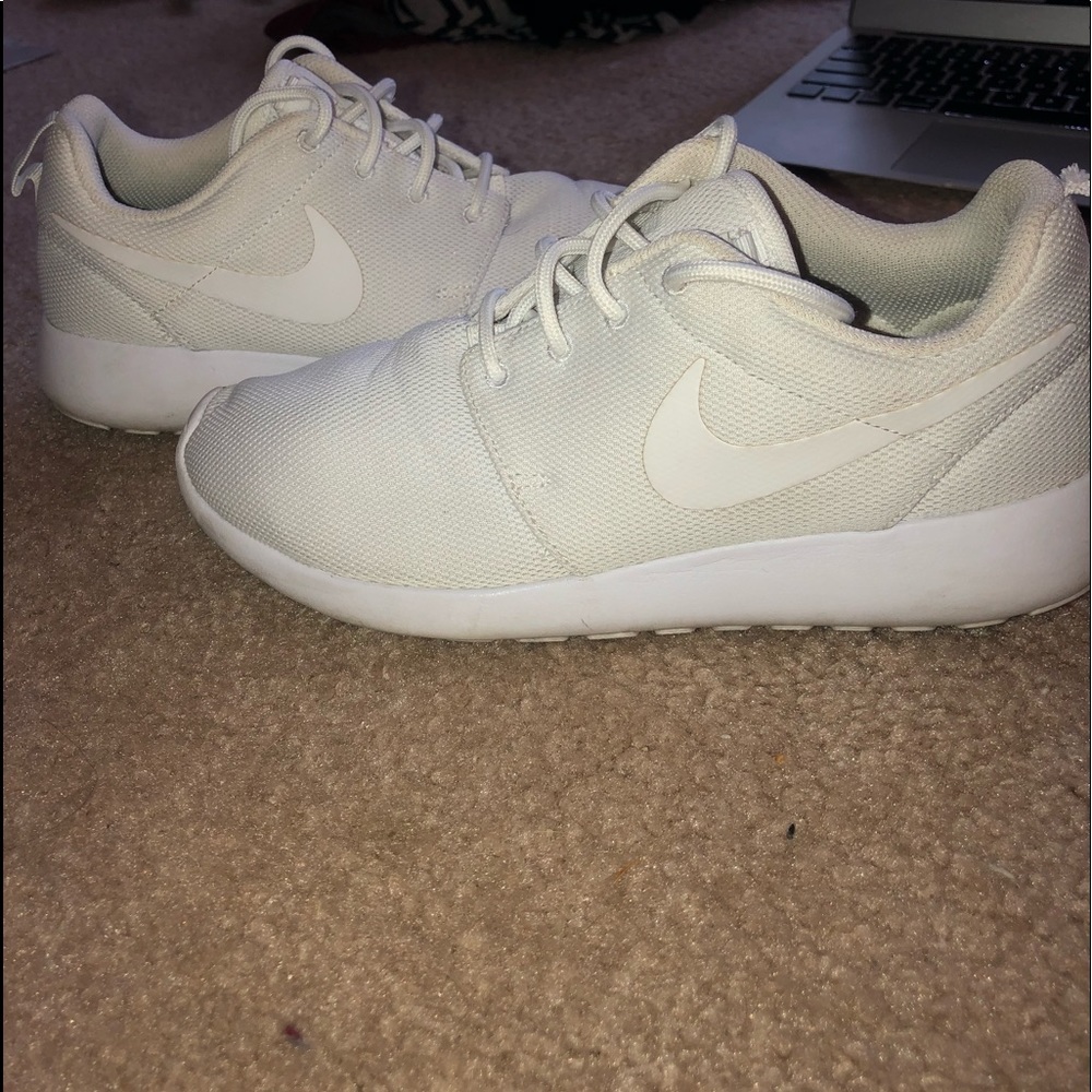 White Nike roshes